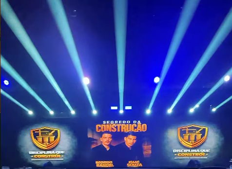 Palco do evento Os Segredos da Construção com Rodrigo Rangel e Isaac Souza
