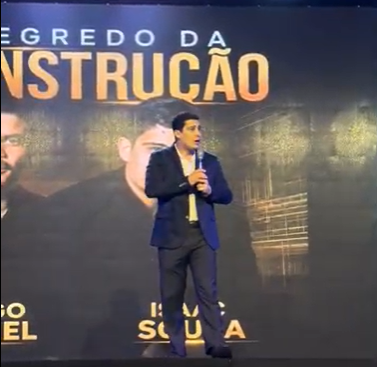 Isaac Souza no palco do evento Os Segredos da Construção — Curso Online
