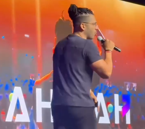 Palestrante no palco do Coliseu Convenções