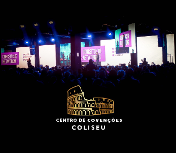 Palco do Coliseu Convenções com grandes palestrantes e público