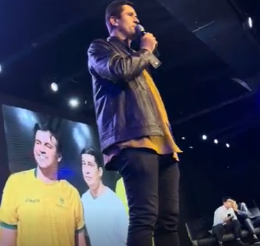 Palestrante no palco do Coliseu Convenções